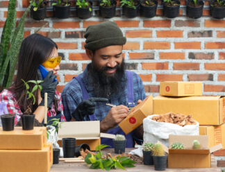 selling plant online;sellers communicates with the customer by mobile phone.