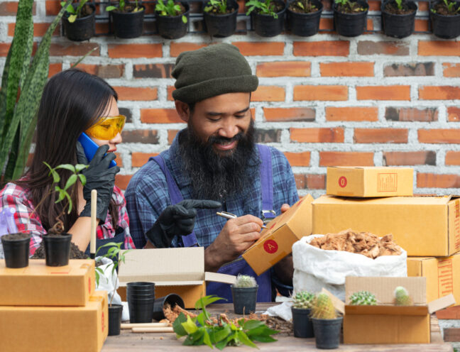 selling plant online;sellers communicates with the customer by mobile phone.